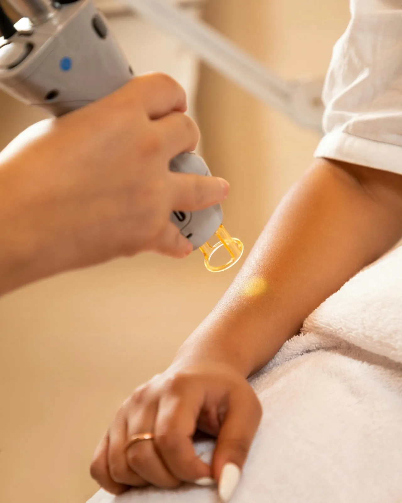 Der Candela GentleMax Pro Laser im HelloHairless Studio in München für die Haarentfernung an den Armen