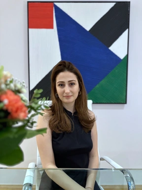 Eda - Gründerin HelloHairless München - NiSV-zertifizierte Expertin für dauerhafte Laser-Haarentfernung