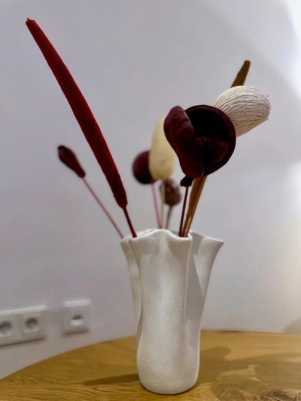 Wunderschöne Blumen in einer Vase als Dekoration