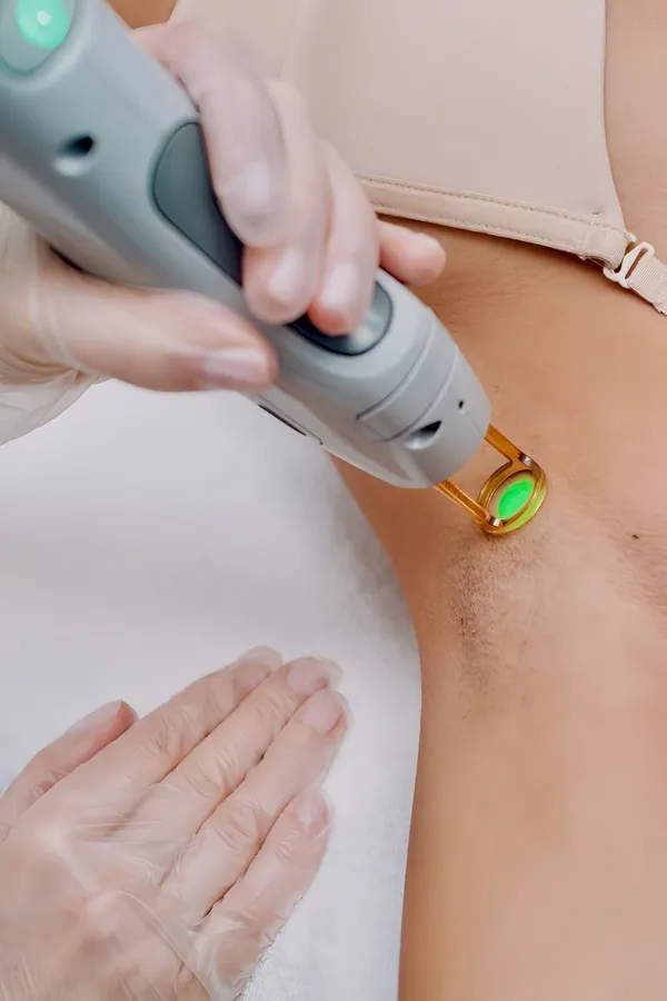 Reinigungsutensilien wie Wasser, Rasierer und Make-up-Pads