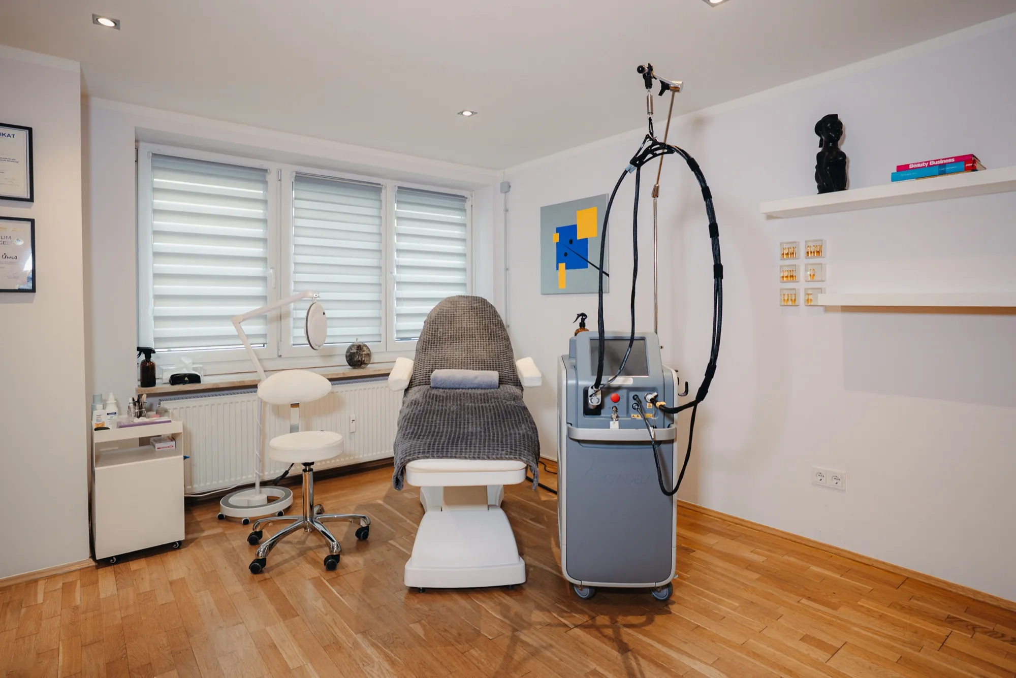 Behandlungsliege mit Candela GentleMax Pro in München