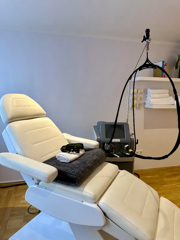 Moderner Behandlungsraum für Laser-Haarentfernung in München Schwabing - HelloHairless Studio