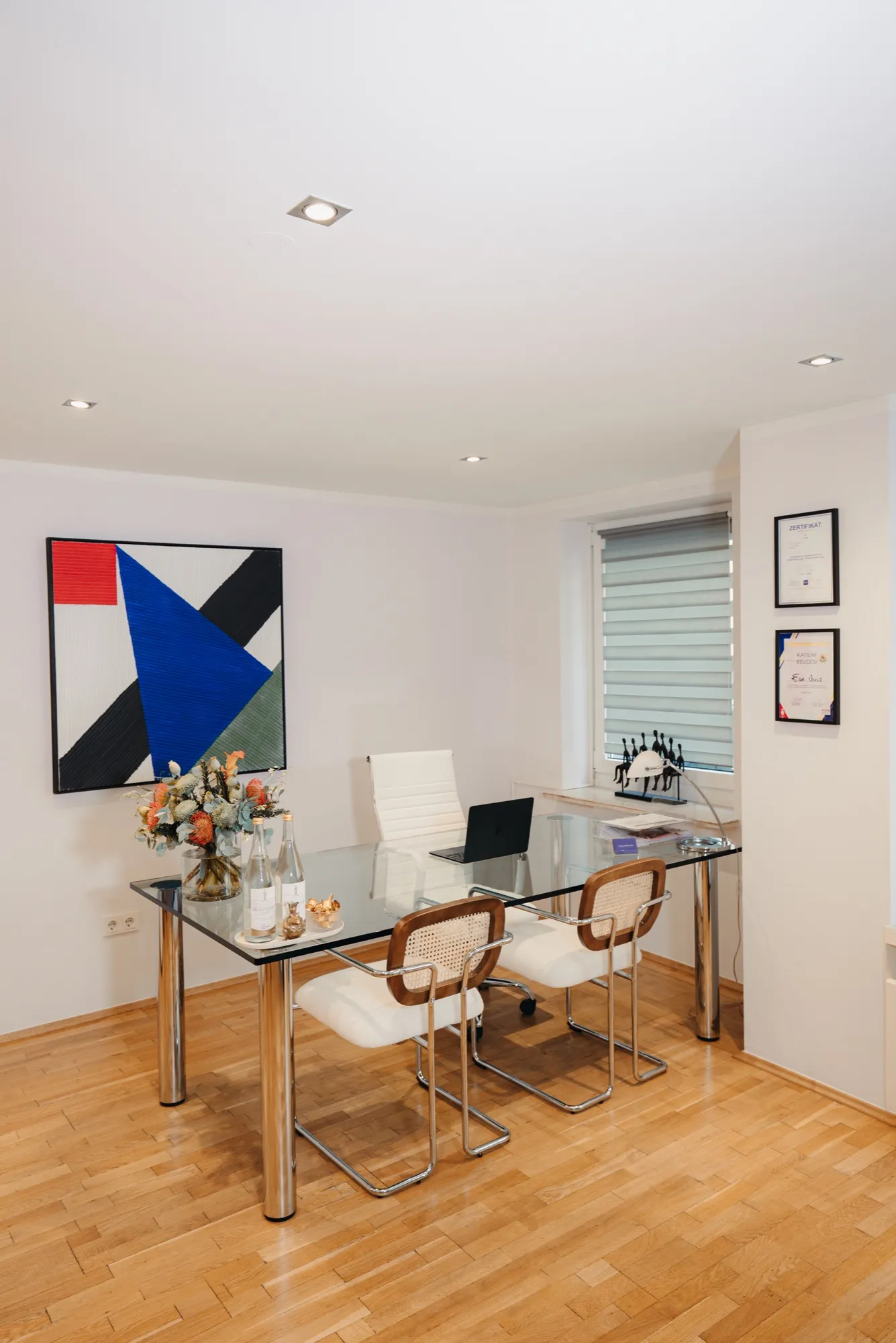 Beratungstisch für persönliche Gespräche in München-Schwabing