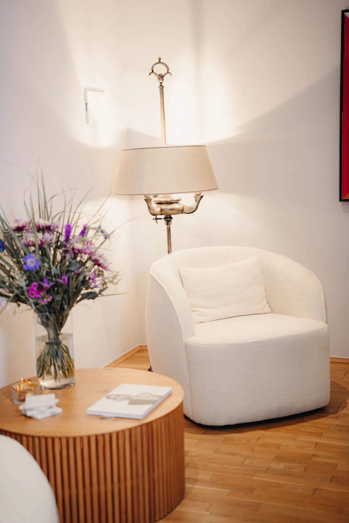 Entspannungsbereich mit Sofa im HelloHairless Studio München