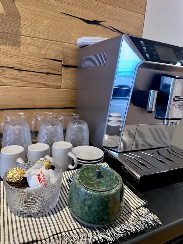 Kostenloser Kaffeebereich im HelloHairless Studio München - Entspannung nach der Behandlung