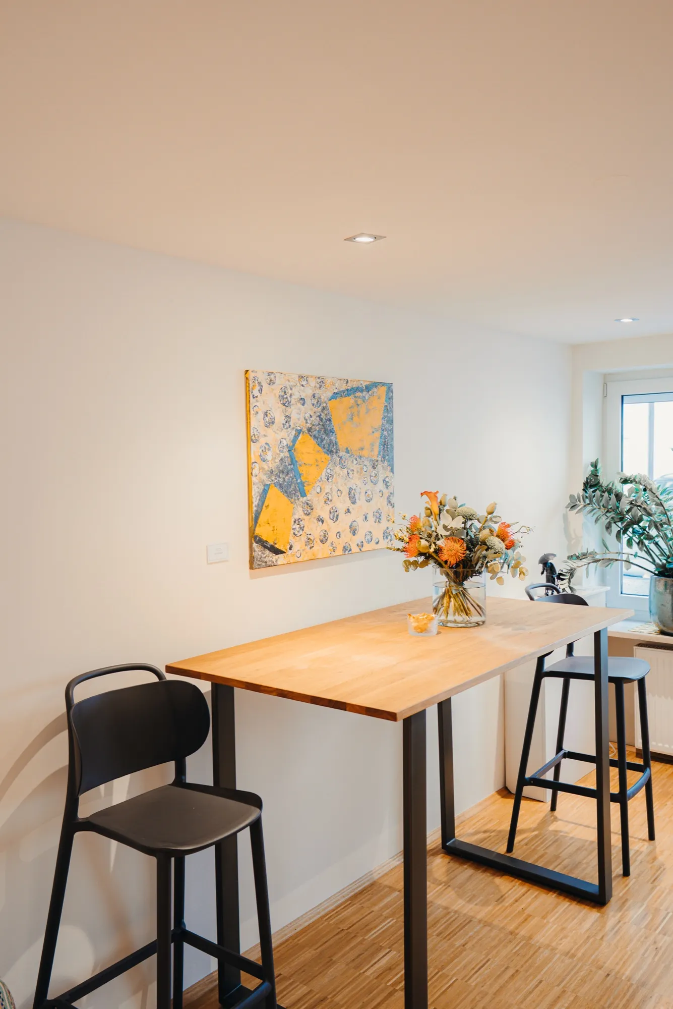 Wartebereich mit Kaffee-Ecke im HelloHairless Studio München