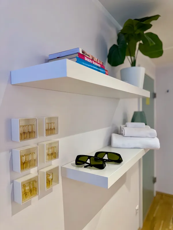 Professionelle Behandlungsutensilien für sichere Laser-Haarentfernung München - Hygiene und Präzision