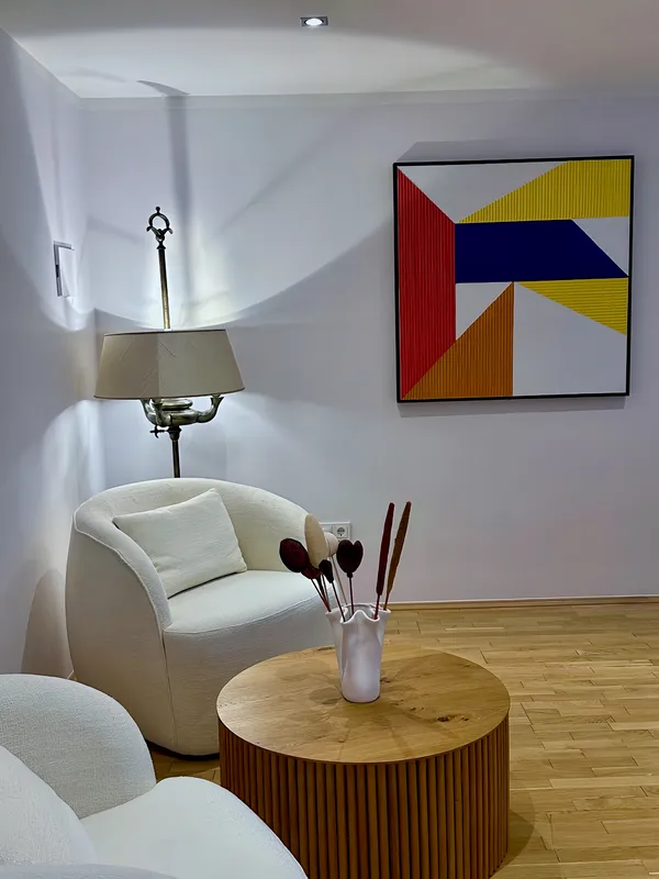 Gemütlicher Wartebereich für Laser-Haarentfernung München - Entspannung vor der Behandlung