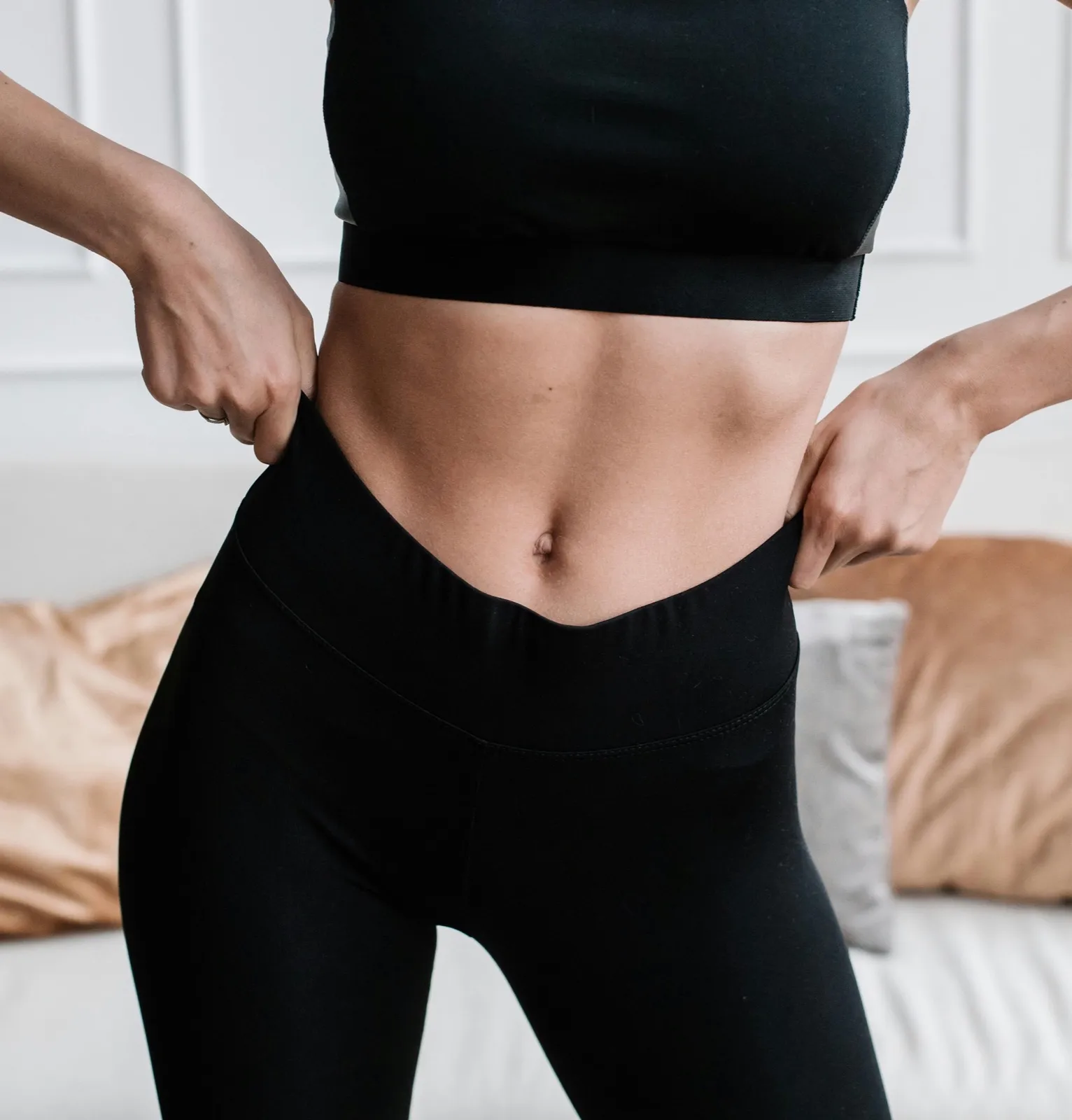 Perfekte Bauchnabellinie nach Laser-Haarentfernung im HelloHairless Studio München